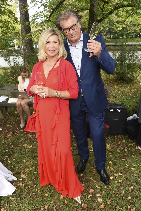 Marianne und Michael Hartl stießen auf Ralph Siegels Hochzeit an.