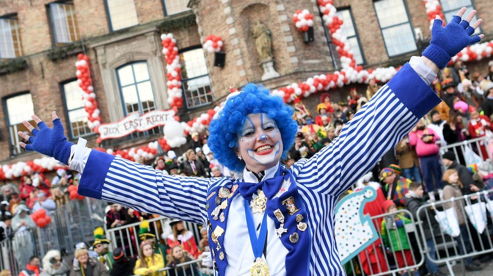 Am Wochenende feiern Millionen Menschen Karneval – wie hier auf dem Foto vor dem Düsseldorfer Rathaus.