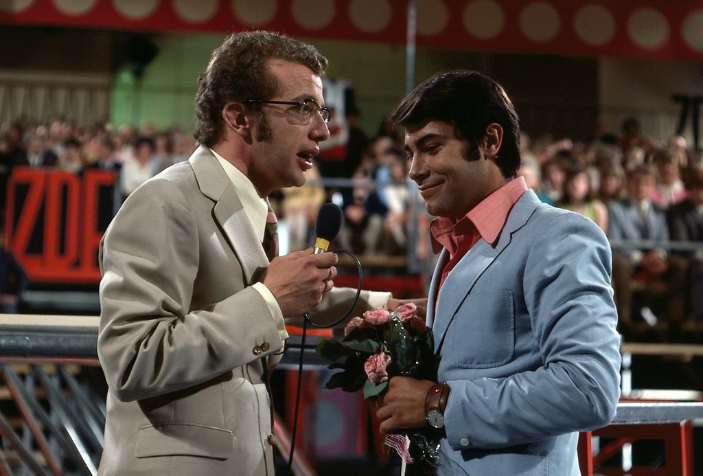 Dieter Thomas Heck und Roy Black in einem Ausschnitt aus “50 Jahre ZDF-Hitparade”.