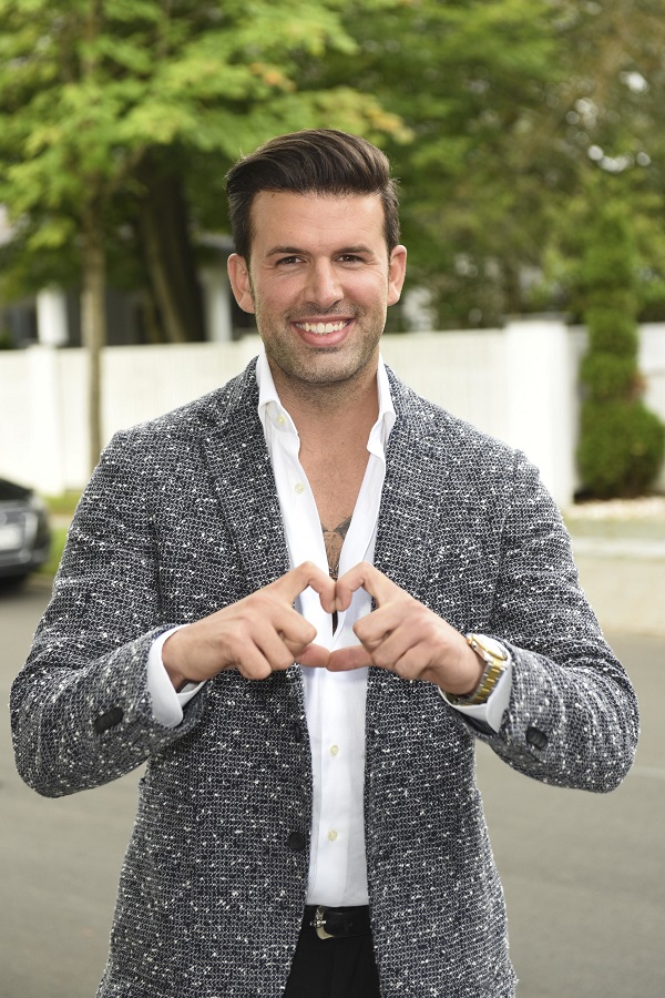 Jay Khan zeigt das Herz: Symbol für die frische Liebe von Ralph Siegel.