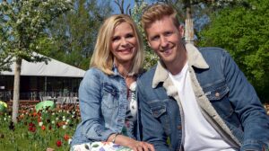 Maximilian Arland begrüßt unter anderem Uta Bresan in seiner TV-Show.