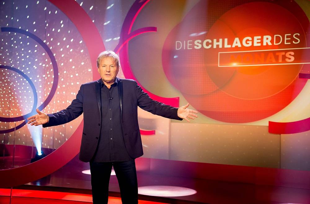 Bernhard Brink präsentiert “Die Schlager des Monats” im MDR Fernsehen.