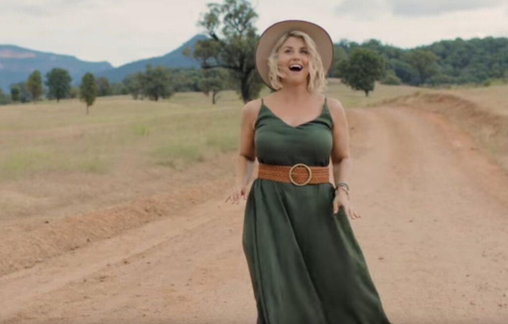 Beatrice Egli in ihrem neuen Musikvideo zu “Terra Australia”.