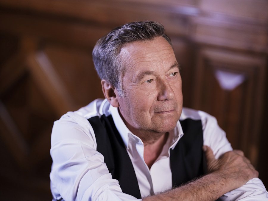 Roland Kaiser präsentiert seine neue Single “Liebe kann uns retten”.