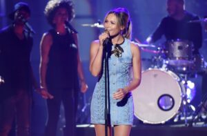 Helene Fischer mit ihrem Mini-Jeanskleid in der Jubiläums-Ausgabe von “1, 2 oder 3”.