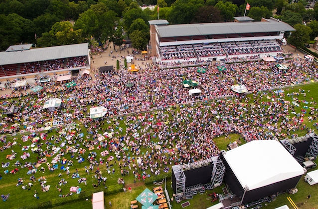 Über 20.000 Besucher waren beim letzten “radio B2 SchlagerHammer” auf der Berliner Rennbahn Hoppegarten dabei.