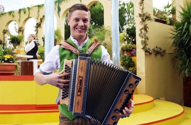 Johannes Weindl wurde von Stefan Mross zum neuen “Sommerhitkönig” gekrönt.