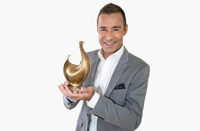 Gastgeber Kai Pflaume und das Objekt der Begierde: Die “Goldene Henne”.