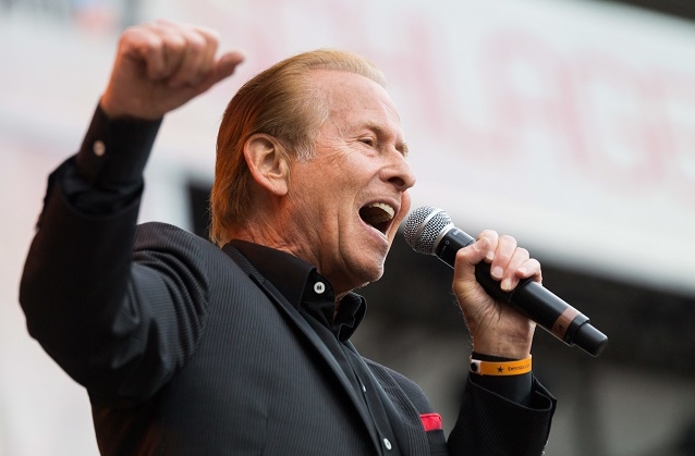 Michael Holm präsentiert sein erstes Album “Als die alten Zeiten jung war’n”.