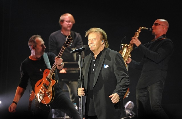 Howard Carpendale ist heute Abend im NDR bei “Hand in Hand für Norddeutschland” zu sehen, während Hansi Hinterseer bei der BR