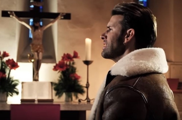 Jay Khan schenkt uns mit seiner deutschen Version von “Hallelujah” eine echte Weihnachts-Hymne.