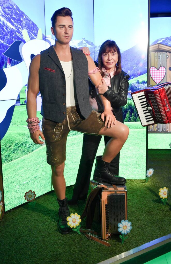 Tina York mit Andreas Gabaliers Wachsfigur in Berlin.