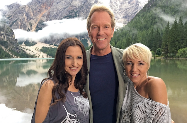 Anita und Alexandra Hofmann zeigen Moderator Markus Brock ihre zweite Heimal Südtirol, wie den Pragser Wildsee.