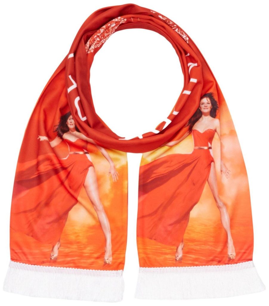 Andrea Bergs “Seelenbeben”-Schal in Rot