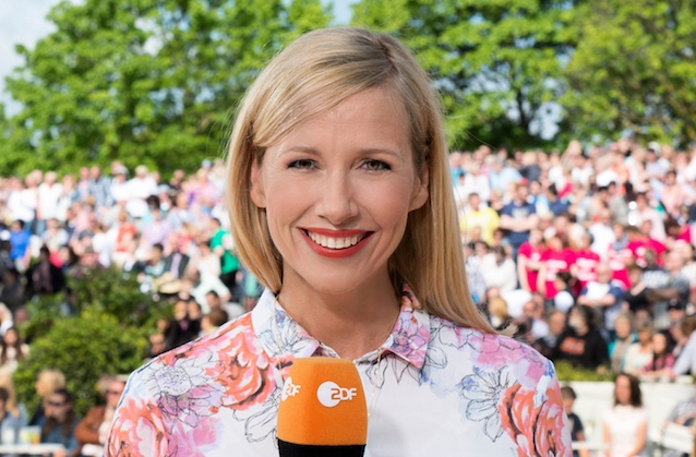 Andrea Kiewel präsentiert den “ZDF-Fernsehgarten” zu Pfingsten gleich zwei Mal.