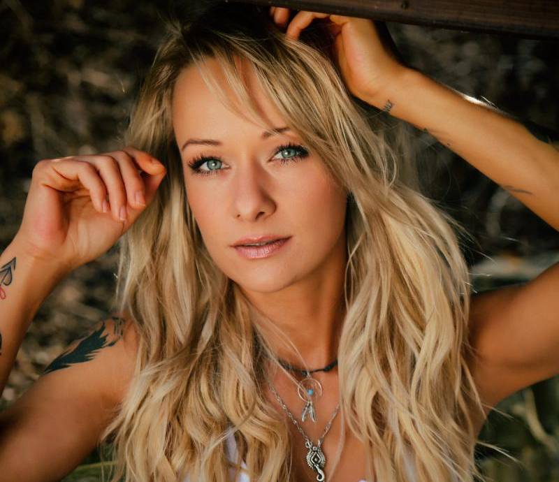 Christin Stark veröffentlicht am 1. Juni ihr neues Album “Rosenfeuer”.