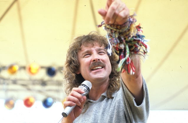 Wolfgang Petry mit Freundschaftsarmbändern 1998.