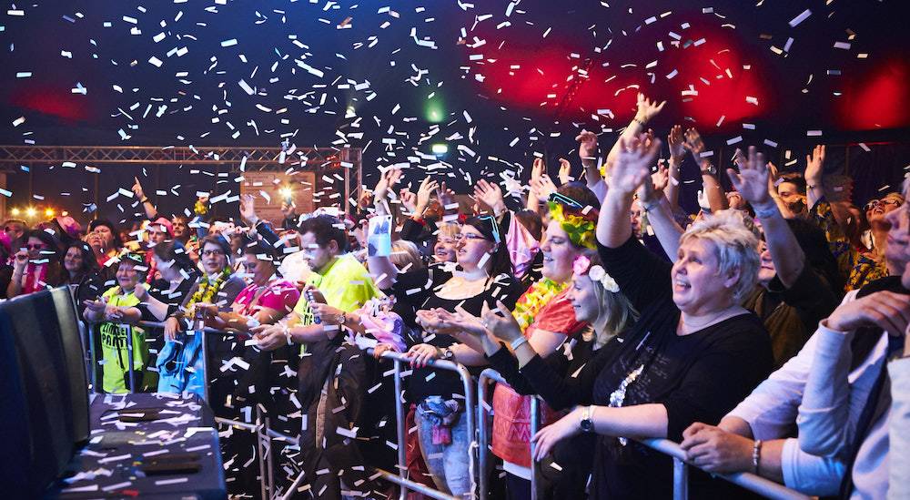 Konfettiregen gehören bei der “Schlagerwelle” dazu.