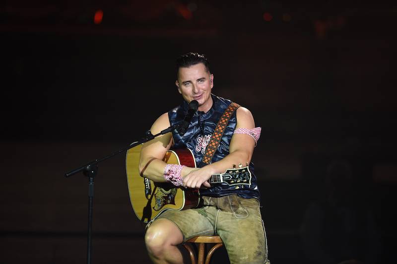 Als Andreas Gabalier “Amoi seg ma uns wieder” sang, berührte er damit die ganze Halle.