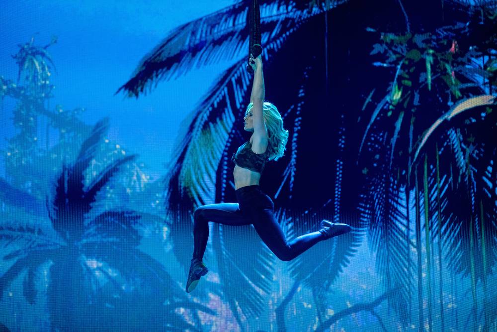 Natürlich fliegt Helene Fischer auch wieder durch die Luft, diesmal vor einer Dschungel-Kulisse.