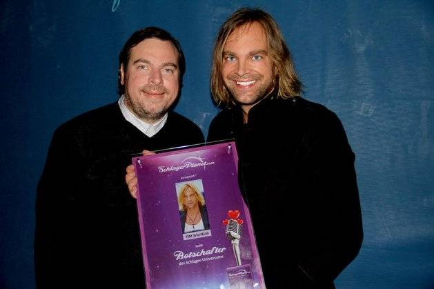 Feierliche Urkunden-Übergabe: SchlagerPlanet-Redaktionsleiter Patrick Kollmer mit dem neuen Botschafter Tim Wilhem.