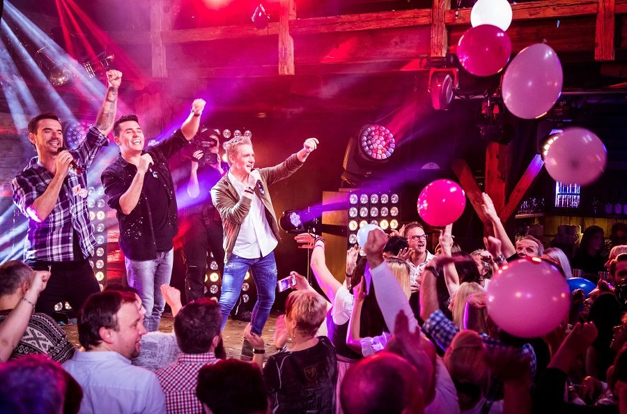 Florian Silbereisen und seine KLUBBB3-Kollegen feiern 2019 die dritte “Hüttenparty” im MDR.