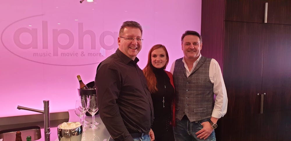 Anni Perka mit Jens Seidler und alpha-Geschäfftsführer Pierre Pfeiffer in der alpha-VIP-Loge.