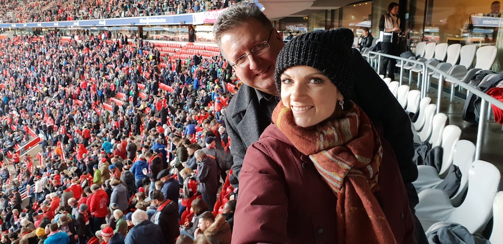 Anni Perka und Jens Seidler von den “alpha Autogrammstunden”-Touren beim FC Bayern München.