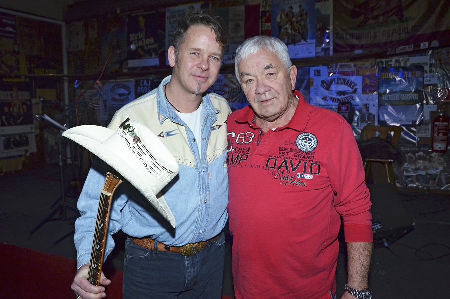 Gus Backus (rechts) und sein Sohn Jeffrey im Rattlesnake Saloon in München im Jahr 2016.