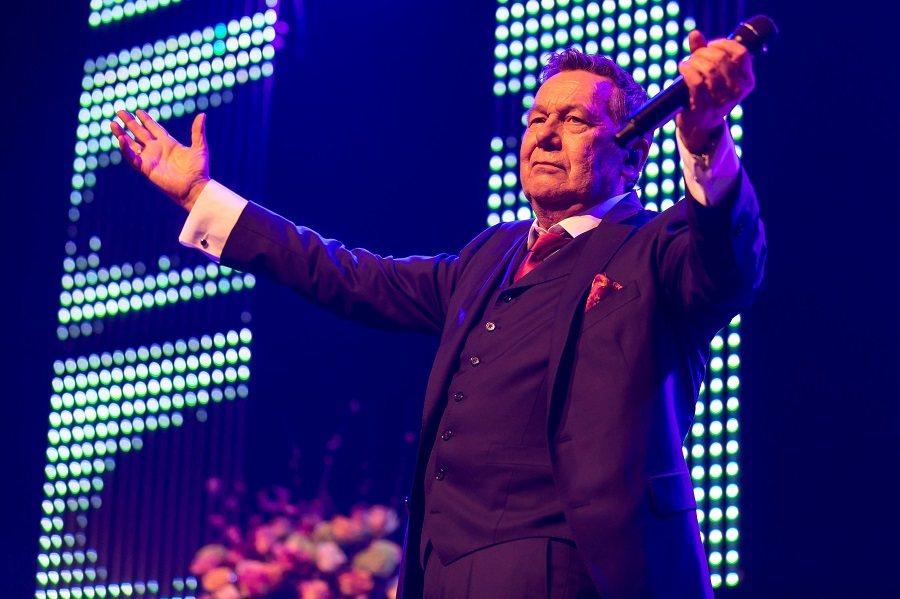 Roland Kaiser veröffentlicht am 15. März 2019 sein neues Album “Alles oder Dich”.