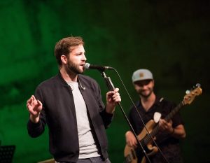 Josh startete mit seinem Song “Cordula Grün” 2018 richtig durch. Jetzt kommt die nächste Single: “Vielleicht”.
