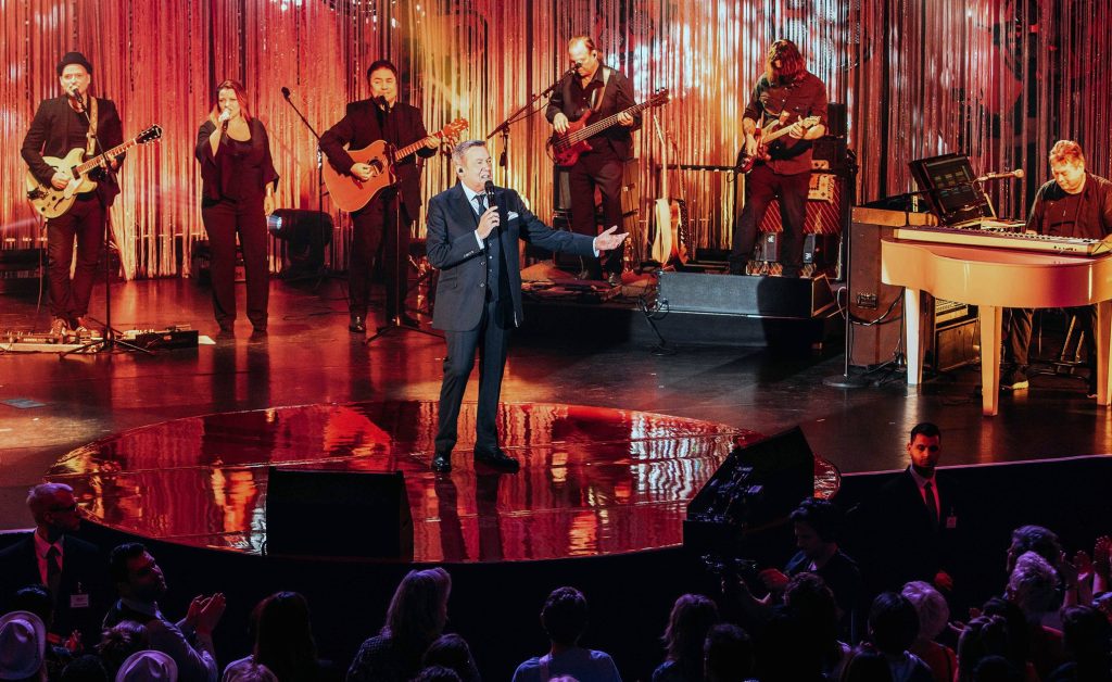 Die ARD zeigt nach der großen Show “Alle singen Kaiser” das Konzert von Roland Kaiser in Berlin, bei dem er sein neues Album vorstellt.