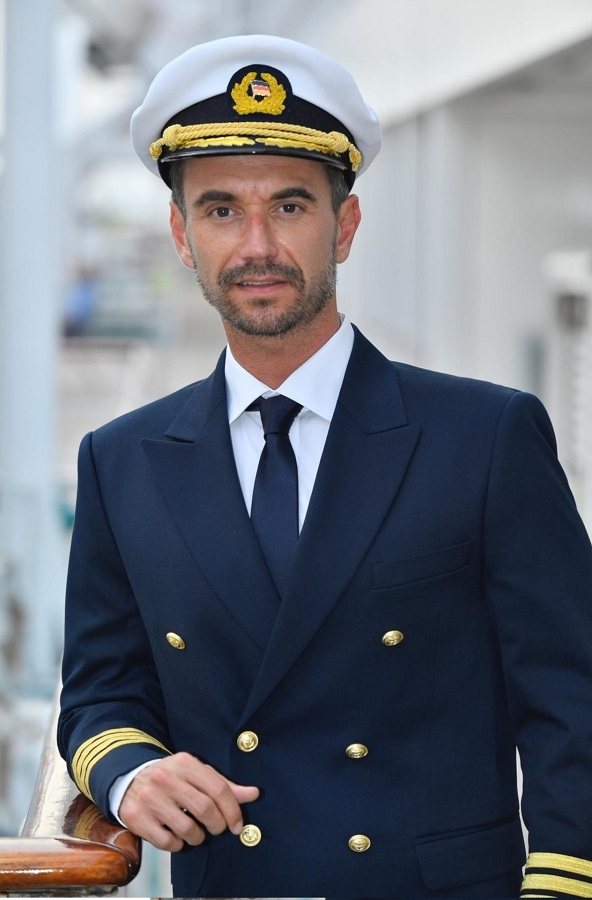 Schick! Florian Silbereisen als neuer Kapitän auf dem ZDF “Traumschiff”.
