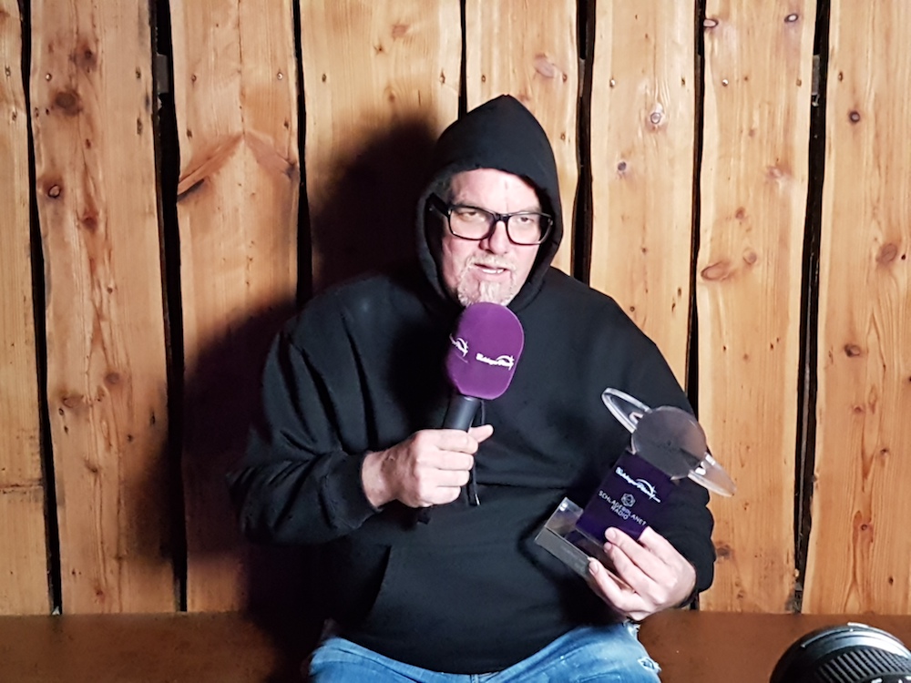 DJ Ötzi mit seinem Schlagerplanet-Award in Bad Segeberg.