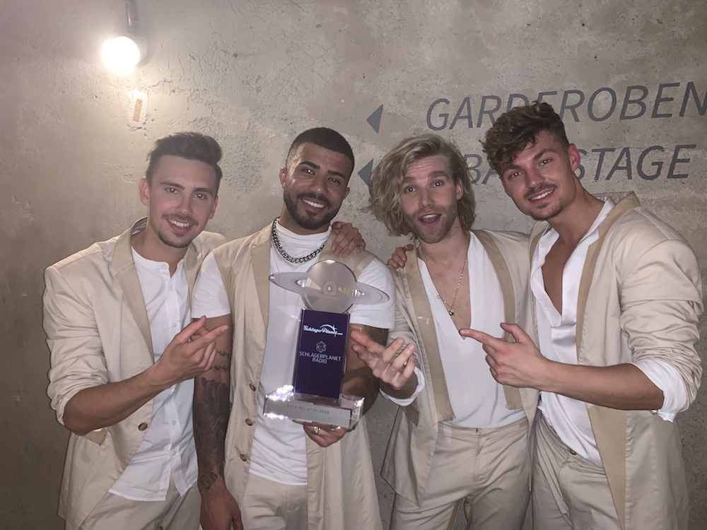 Feuerherz mit ihrem “Schlagerplanet-Award” für die Band des Jahres 2019.