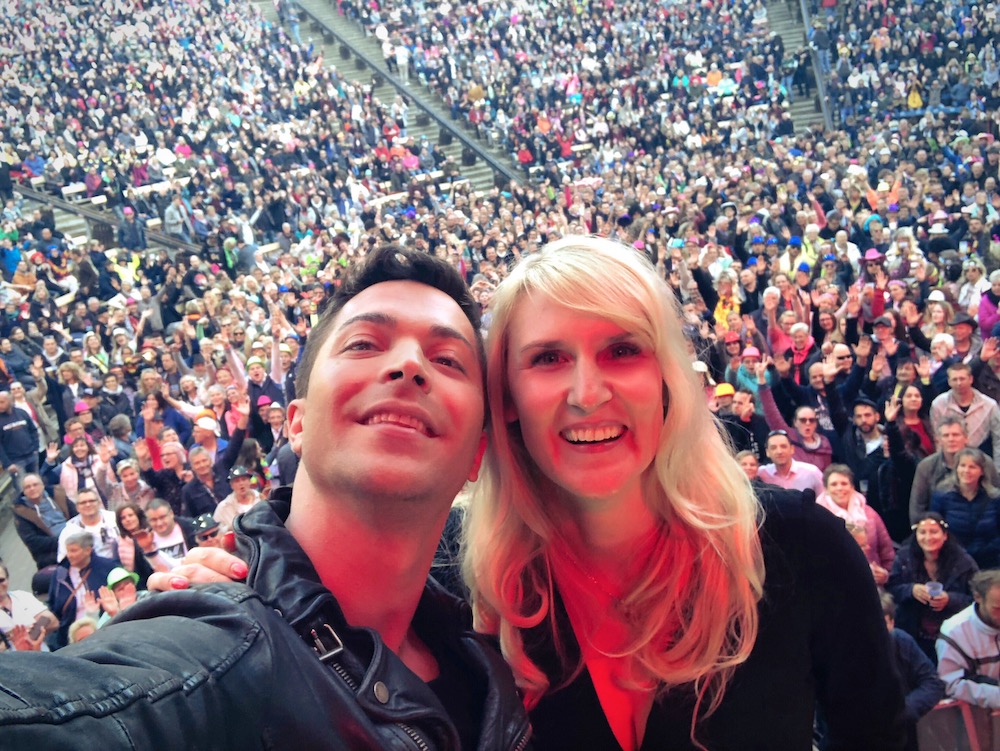 Die Schlagerplanet Radio Moderatoren Julian David und Anika Reichel führten auch in diesem Jahr als Moderatoren mit viel Witz durch das Programm der Schlagernacht am Kalkberg.