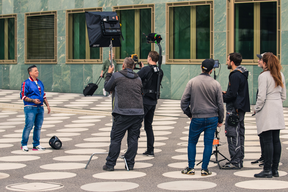 Während Ehefrau Karolina im Hintergrund bereit steht, gibt sich Kerstin Ott vor der Kamera ganz entspannt.