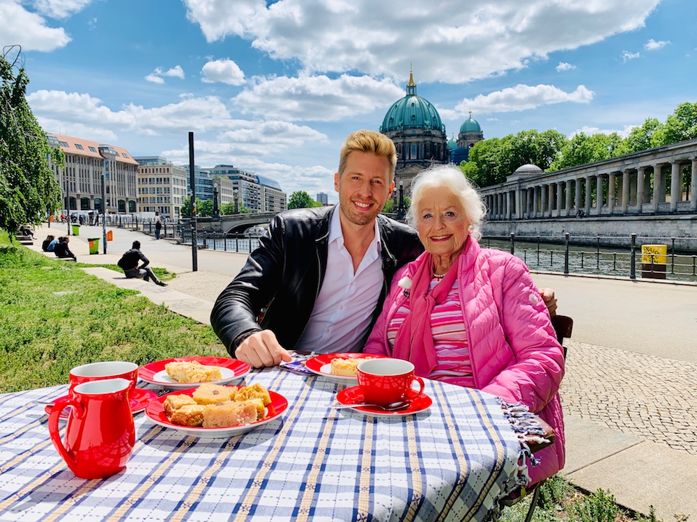 Maximilian Arland mit seiner Oma Margarethe, die mit 88 Jahren noch seinen Fanclub leitet.