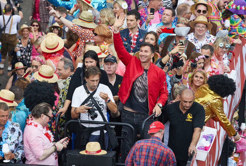 Lucas Cordalis (rote Jacke) und seine Schwester Eva (neben Lucas in Schwarz mit Zöpfen) gedachten ihrem verstorbenen Vater Costa Cordalis.