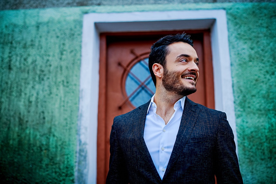 Giovanni Zarrellas neuer Song “Senza te” sorgt für Freude bei den Fans und dem Team des Musikers.