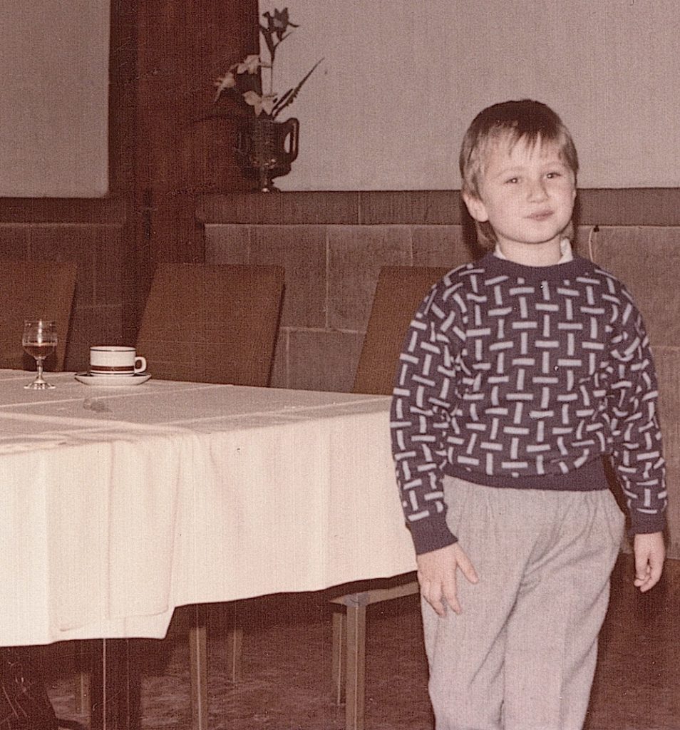 Sebastian Raetzel im Alter von fünf Jahren bei seinem ersten Auftritt auf dem 65. Geburtstag seines Opas.