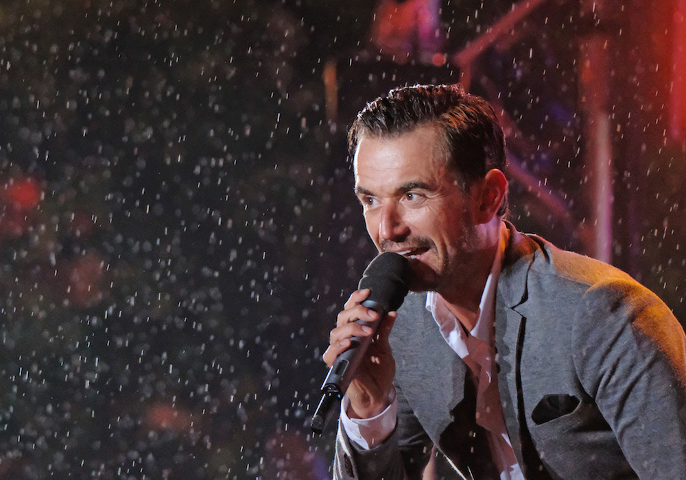 Florian Silbereisen moderiert “Die Schlager des Sommers” im Regen aber mit viel guter Laune.