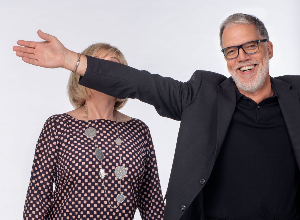 Schlagerlegende Mary Roos und Kabarettist Wolfgang Trepper gehen 2020 mit “Mehr Nutten, mehr Koks – scheiss auf die Erdbeeren” auf Tour.