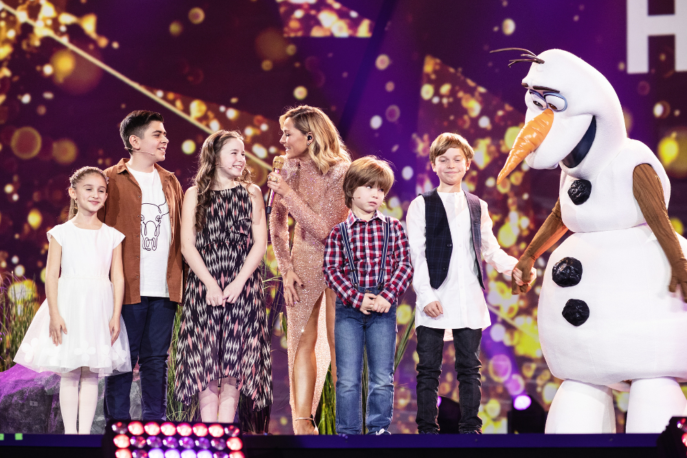 Helene Fischer unterhält sich auf der Bühne mit Arwen, Davit, Sammy, Fabian, Leopold und Olaf dem Schneemann über ihren Auftritt.