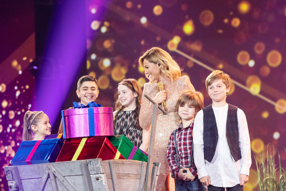 Arwen, Davit, Sammy, Fabian und Leopold haben Helene Fischer umringt.