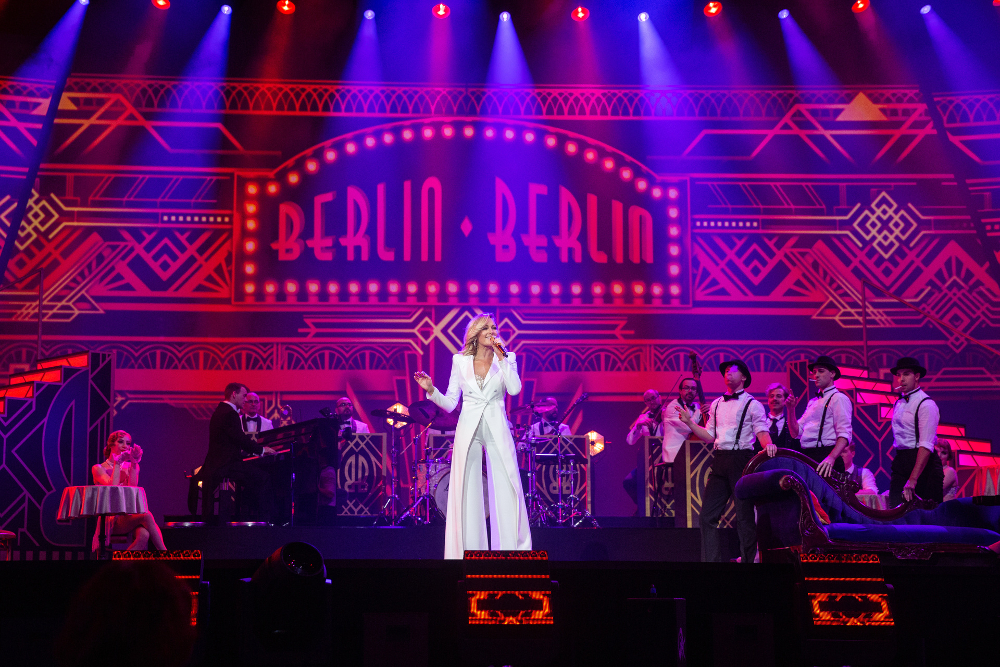 Helene Fischer steht im Set des Musicals "Berlin Berlin".