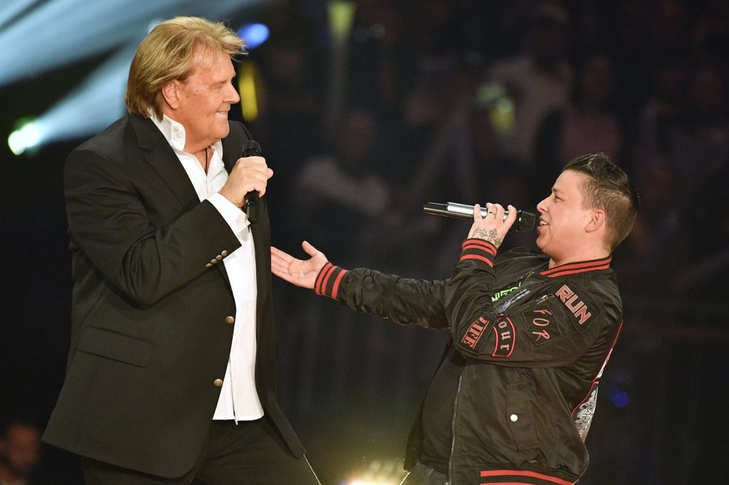 Howard Carpendale und Kerstin Ott singen gemeinsam “Wegen dir (Nachts wenn alles schläft)”.