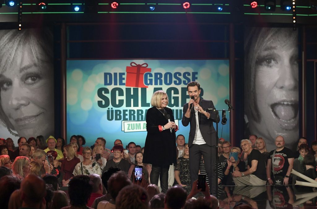 Florian Silbereisen überrascht Mary Roos im MDR.