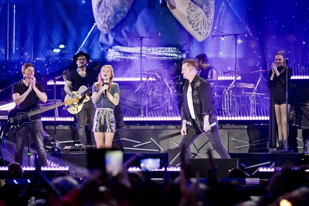 Sarah Zucker mit Ben auf der Bühne.