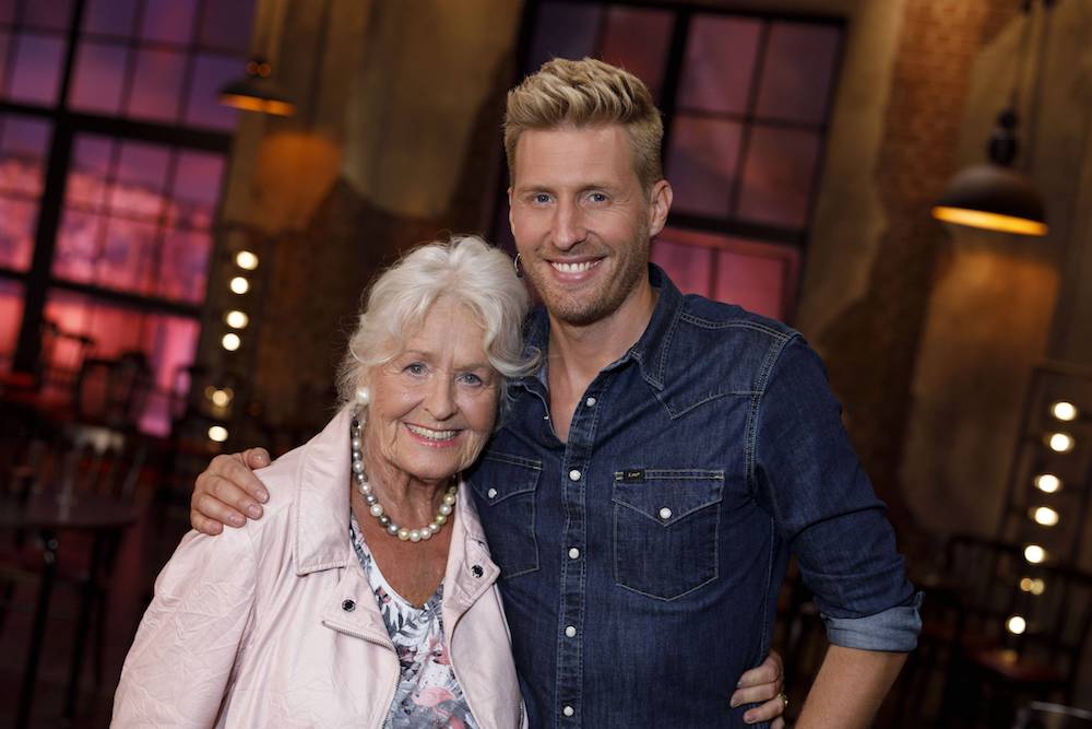 Maximilian Arland mit Großmutter Margarethe Scholz.